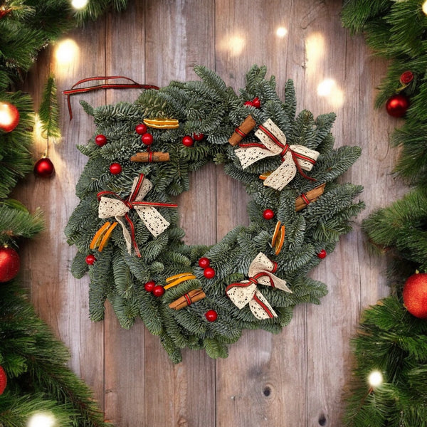 Weihnachtskranz mit geschmücktem Silberbaum