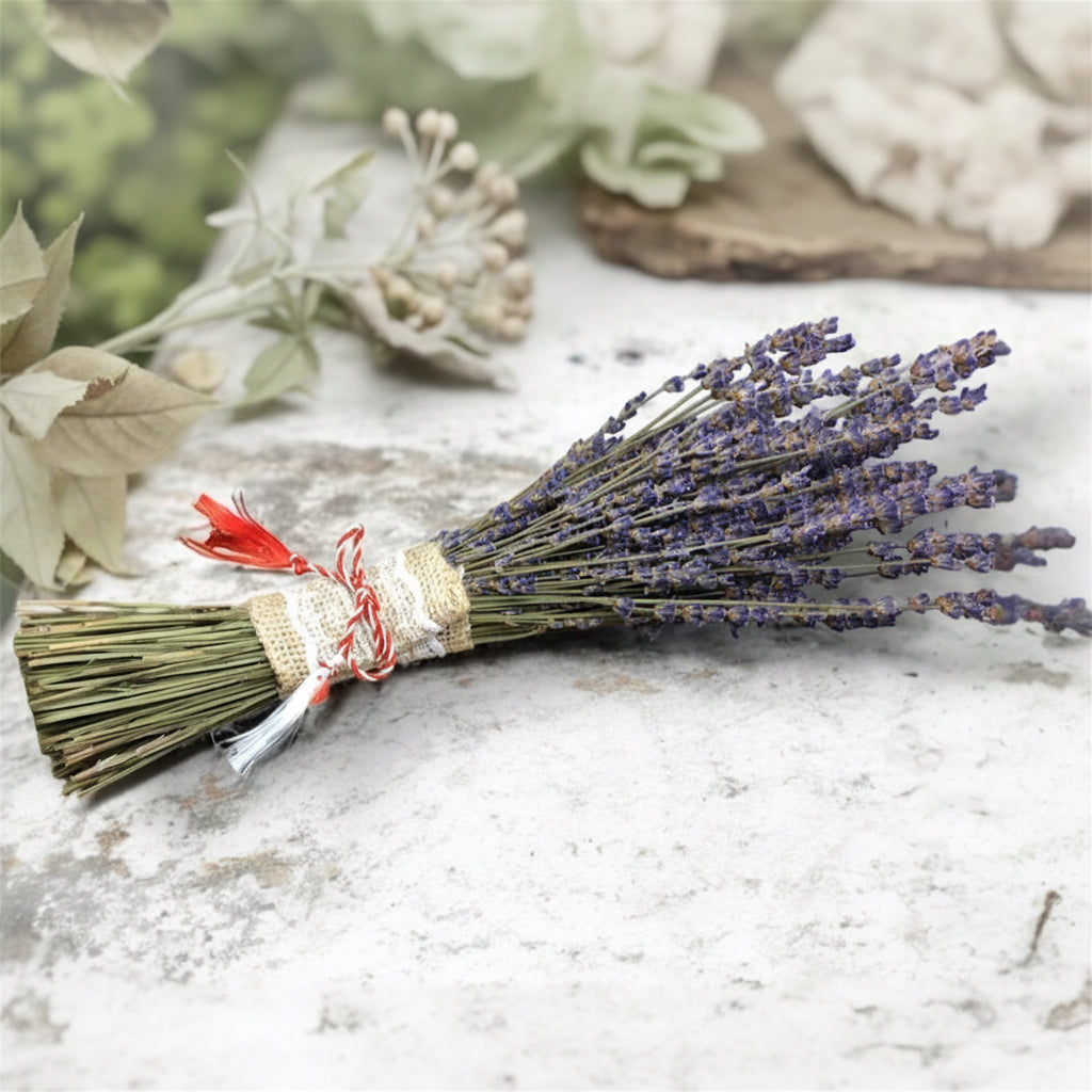 Buchetel din flori de lavanda si snur de martisor