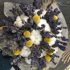 Aranjament cu flori de bumbac, lavanda si craspedia, pret special online!