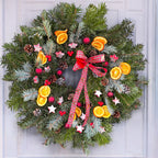Coronita naturala de Craciun cu brad, portocale uscate si decor festiv
