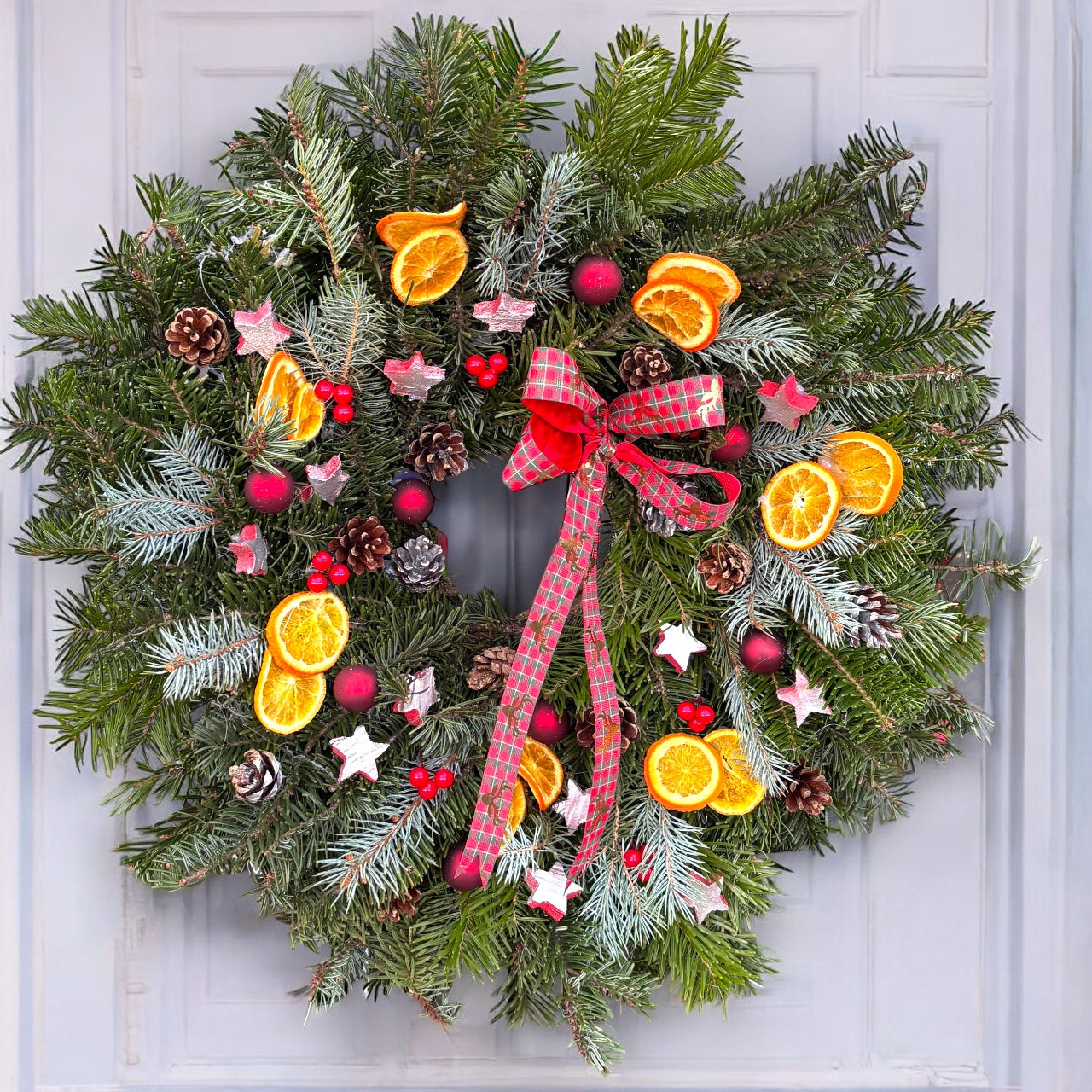Coronita naturala de Craciun cu brad, portocale uscate si decor festiv