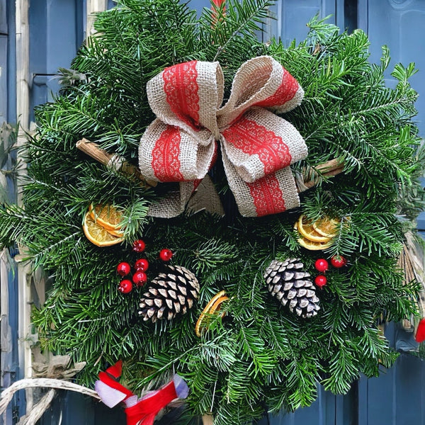 Weihnachtskranz mit natürlichem Weihnachtsbaum und Dekorationen