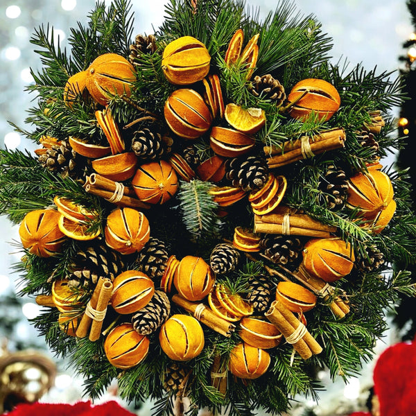 Besondere Weihnachtsbaumkrone mit getrockneten Orangen und Zimt