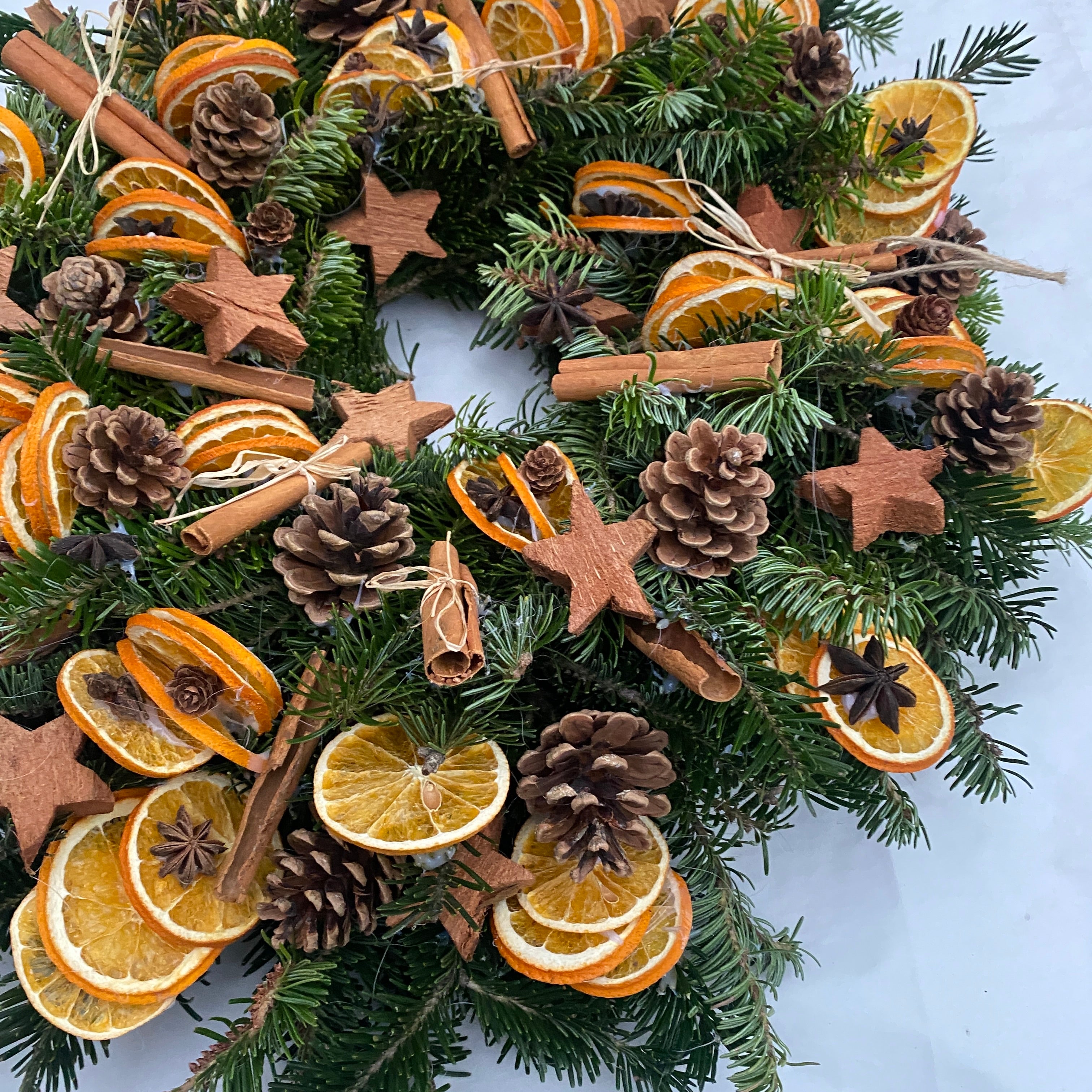 Coronita de brad deosebita cu scortisoara, portocale si stelute