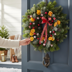 Coronita naturala de Craciun cu brad, portocale uscate si decor festiv