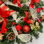 Prírodný vianočný veniec na stromček ozdobený