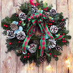 Weihnachtskranz-Arrangement mit Ilex und Zapfen