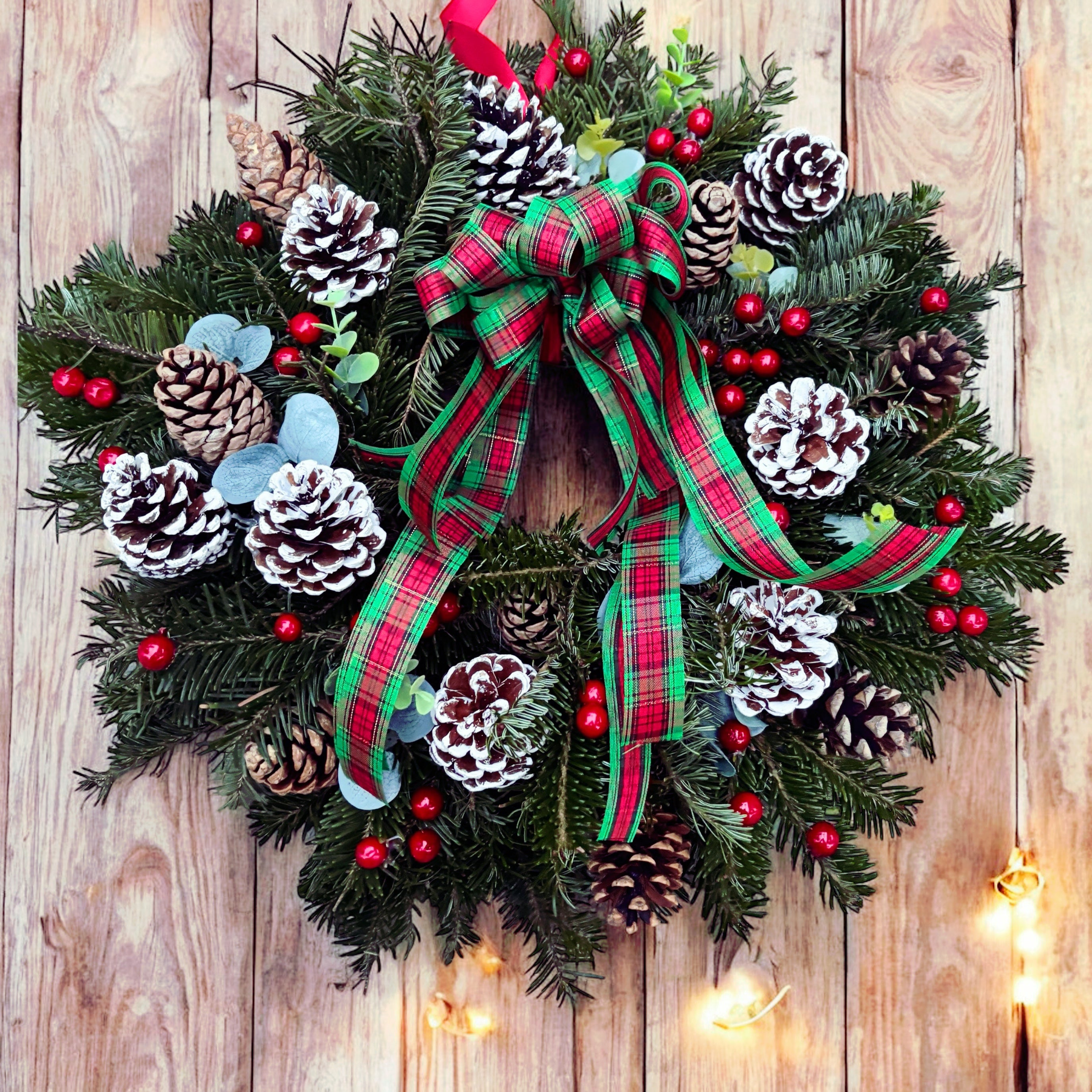 Aranjament coronita de Craciun cu ilex si conuri