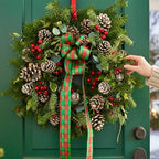 Weihnachtskranz-Arrangement mit Ilex und Zapfen