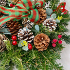 Weihnachtskranz-Arrangement mit Ilex und Zapfen