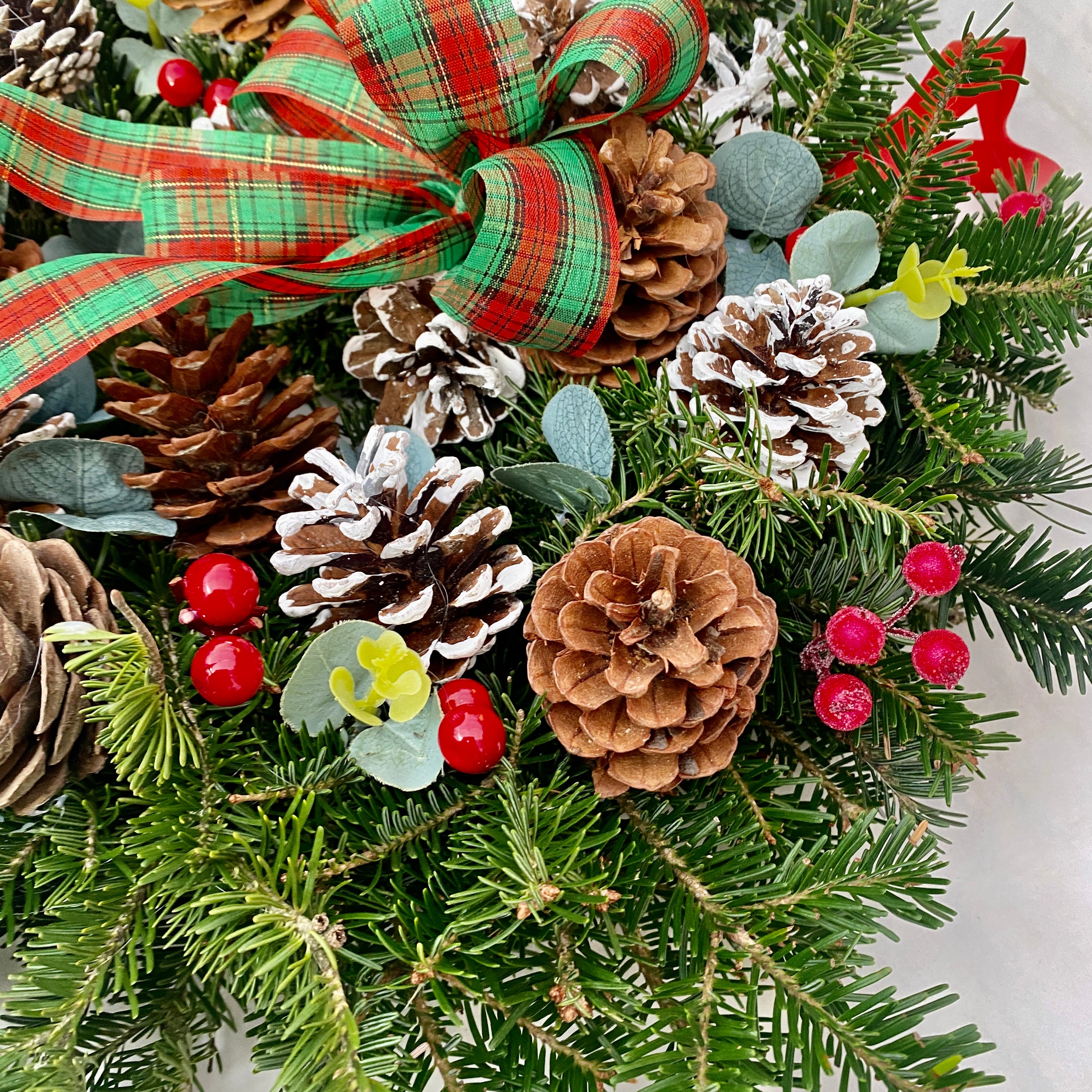 Aranjament coronita de Craciun cu ilex si conuri