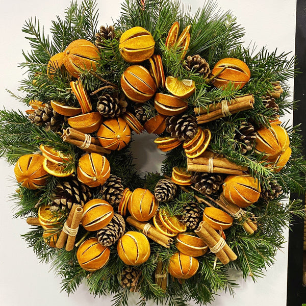 Besondere Weihnachtsbaumkrone mit getrockneten Orangen und Zimt