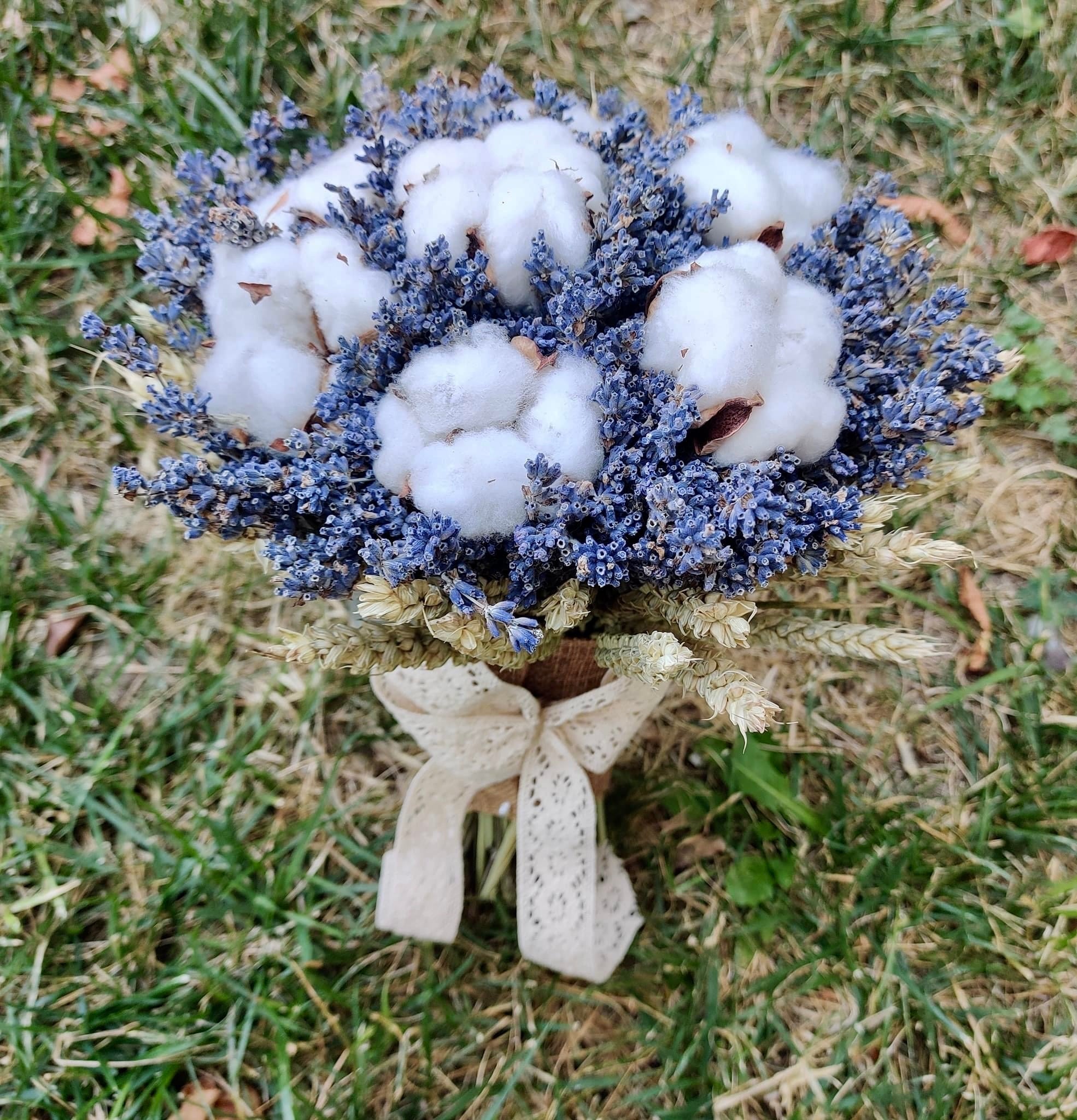 Buchet cununie cu flori de bumbac, lavanda si spice de grau