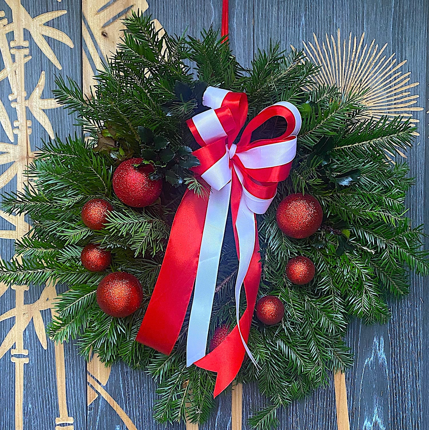 Aranjament coronita Craciun cu globulete si fundita